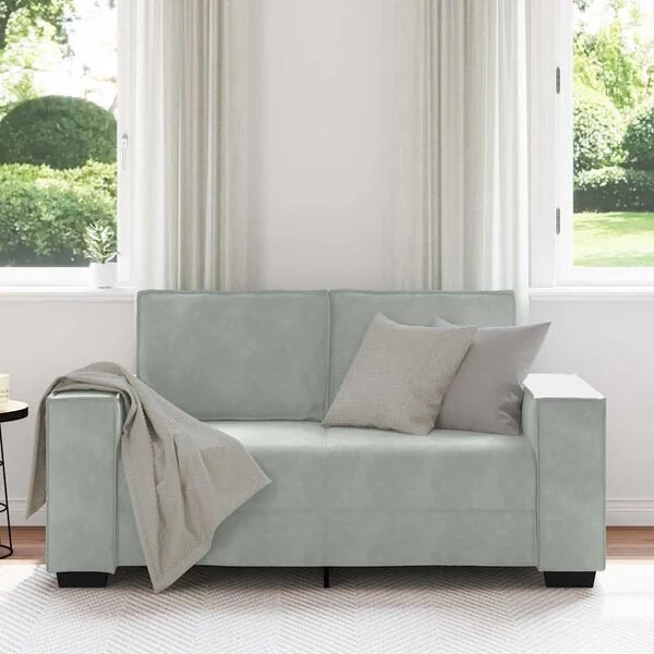 Šviesiai pilka aksominė sofa Opto.lt, artimas vaizdas į aksominį audinį