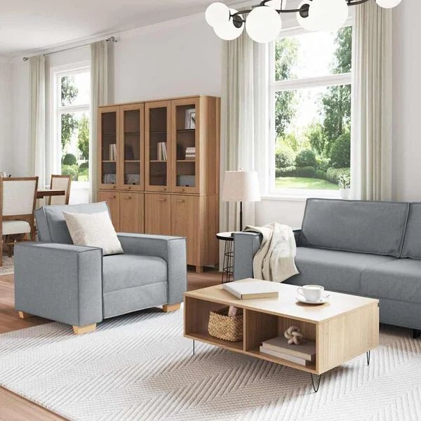 Plačios porankio detalės šviesiai pilkoje lino sofoje