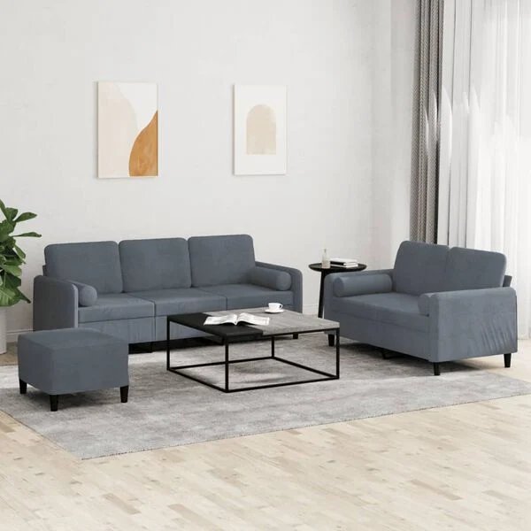 Sofa su minkštu pilku aksomu ir pagalvėmis svetainėje