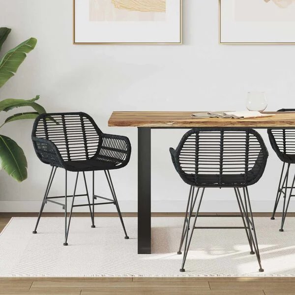 Juodas valgomojo krėslas su ergonomišku atlošu ir porankiais