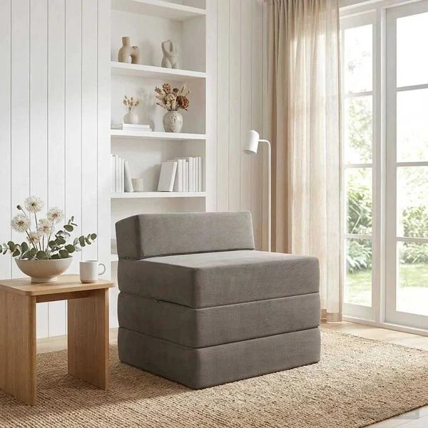 Sulankstoma sofa-lova šviesiai pilka, paversta čiužiniu