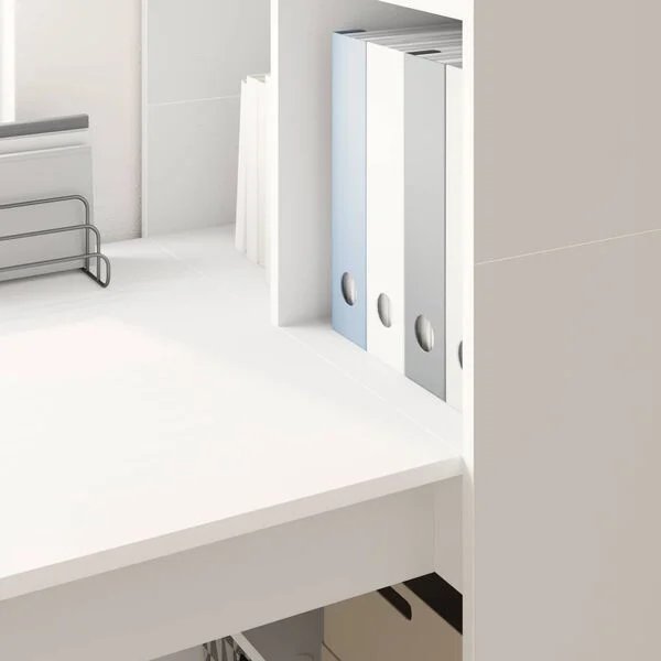 Stalas iš apdirbtos medienos su minimalistiniu dizainu