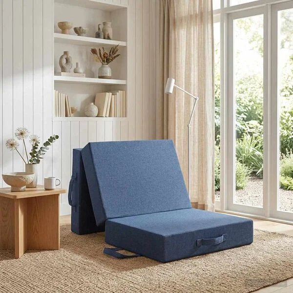 Sulankstoma mėlyna sofa lova paversta lova