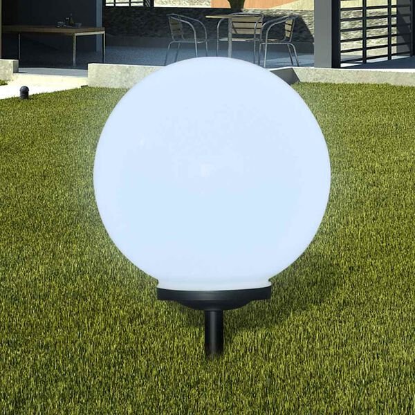 Lauko LED šviestuvo apšvietimas sode vakare